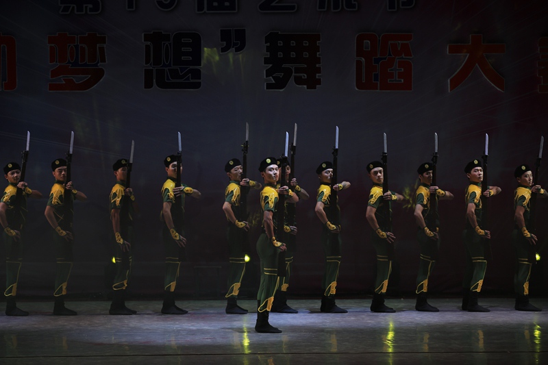 4机电系-士兵与枪_副本.jpg 4机电系-士兵与枪_副本.jpg